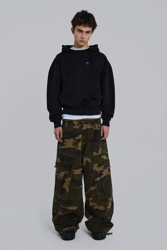 Pullover Bitten Hoodie in Black